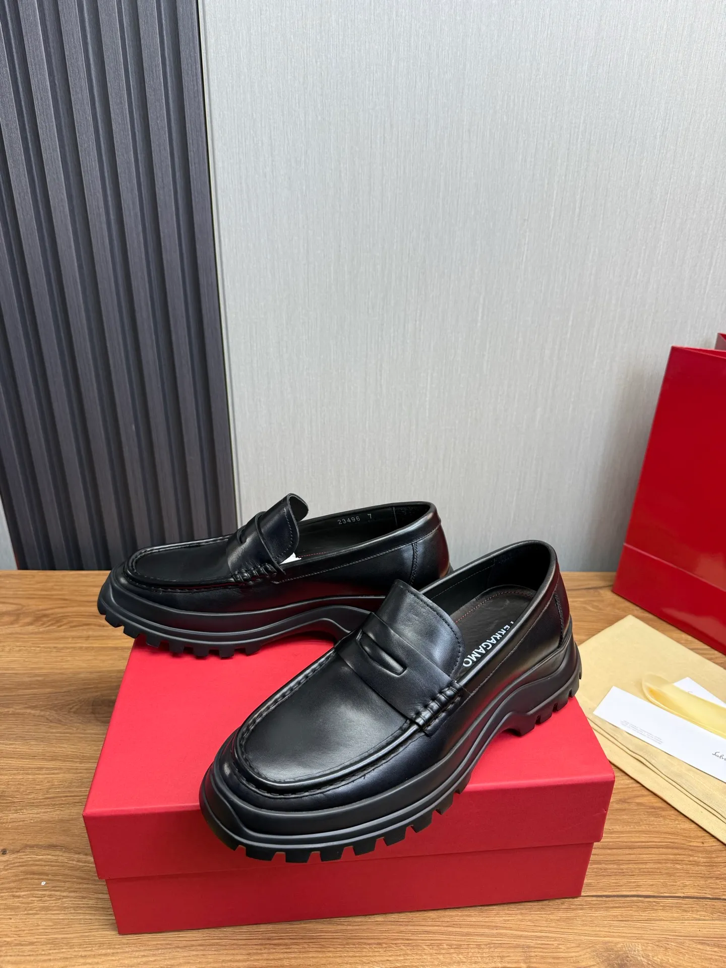 Men's shoes 💰880💰 Ferragamo. [Ferragamo] Men's Loaf leather shoes, the latest hot style, 1:1 original purchase quality, top quality, imported open-edge beaded cowhide leather on the upper, hand-made three-dimensional stitching highlights the round toe design, the inner feet are made of imported cowhide, with original wear-resistant rubber outsole, matching code 39-44, (38, 45 custom-made, non-refundable)